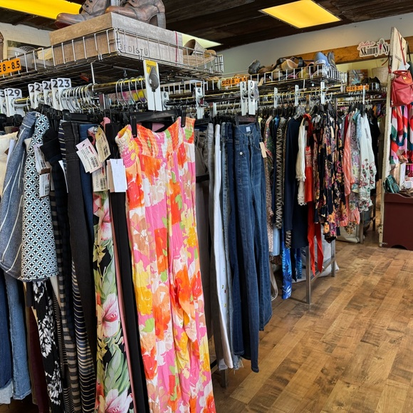 Sharing styles so you can find your next fav piece 💃👗 Wanderlust Consignment - Picture 3 of 6